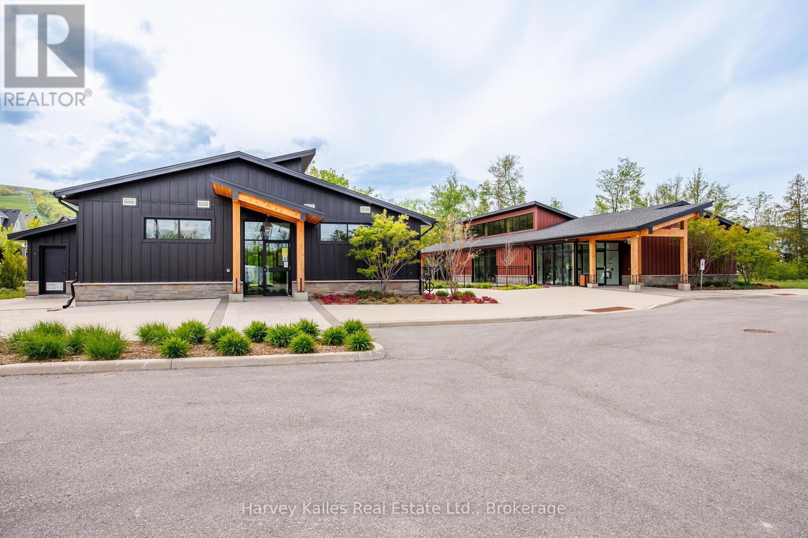Photo 37 of 113 Black Willow Street, Blue Mountains ON