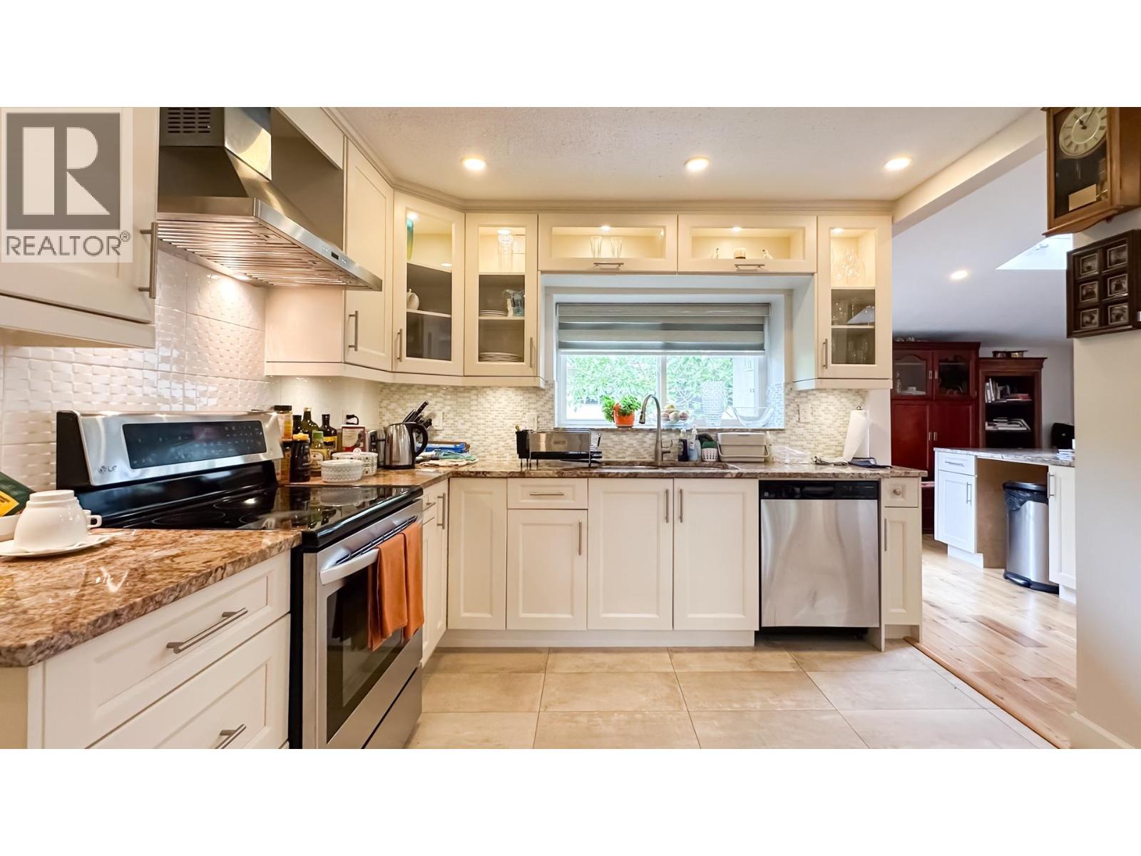 Photo 13 of 880 W 19th Street, North Vancouver BC