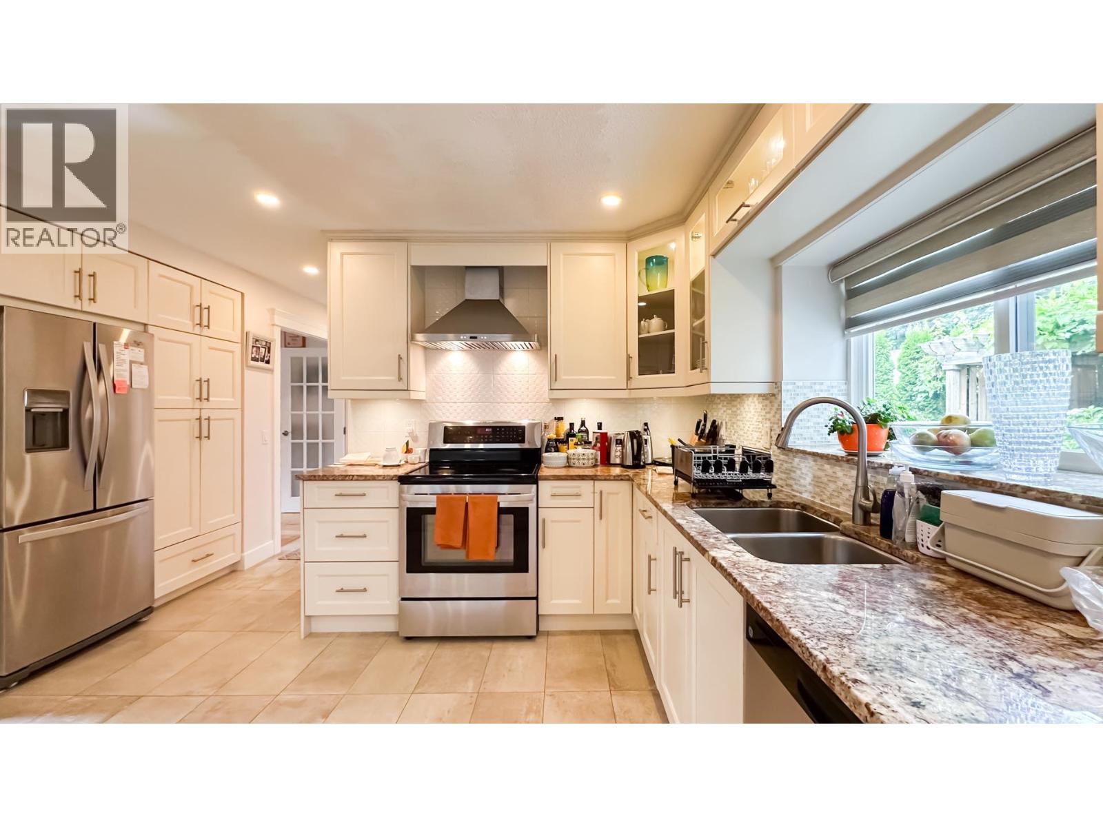 Photo 14 of 880 W 19th Street, North Vancouver BC