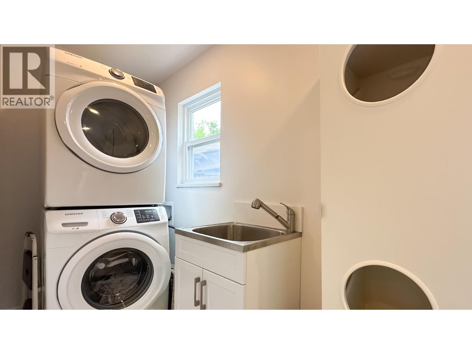 Photo 19 of 880 W 19th Street, North Vancouver BC