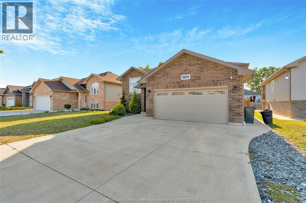 Photo 2 of 1029 Lublin Avenue, Windsor ON