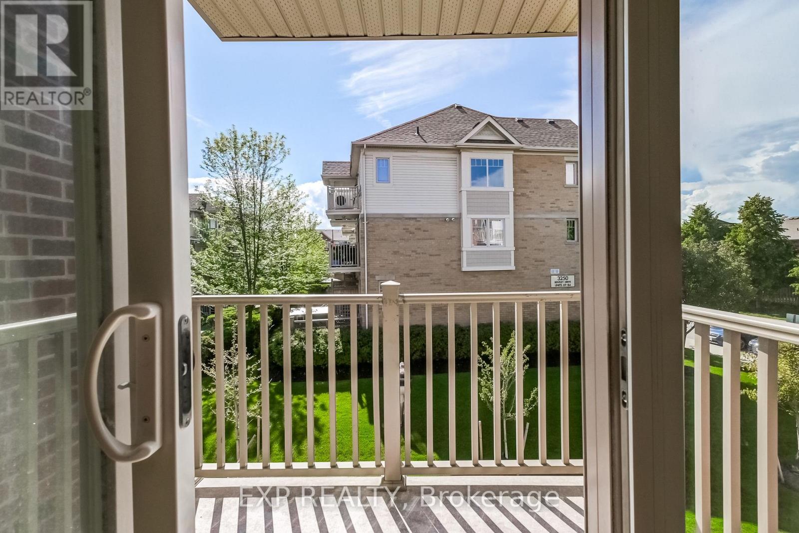 Photo 11 of 60 3250 Bentley Drive, Mississauga ON