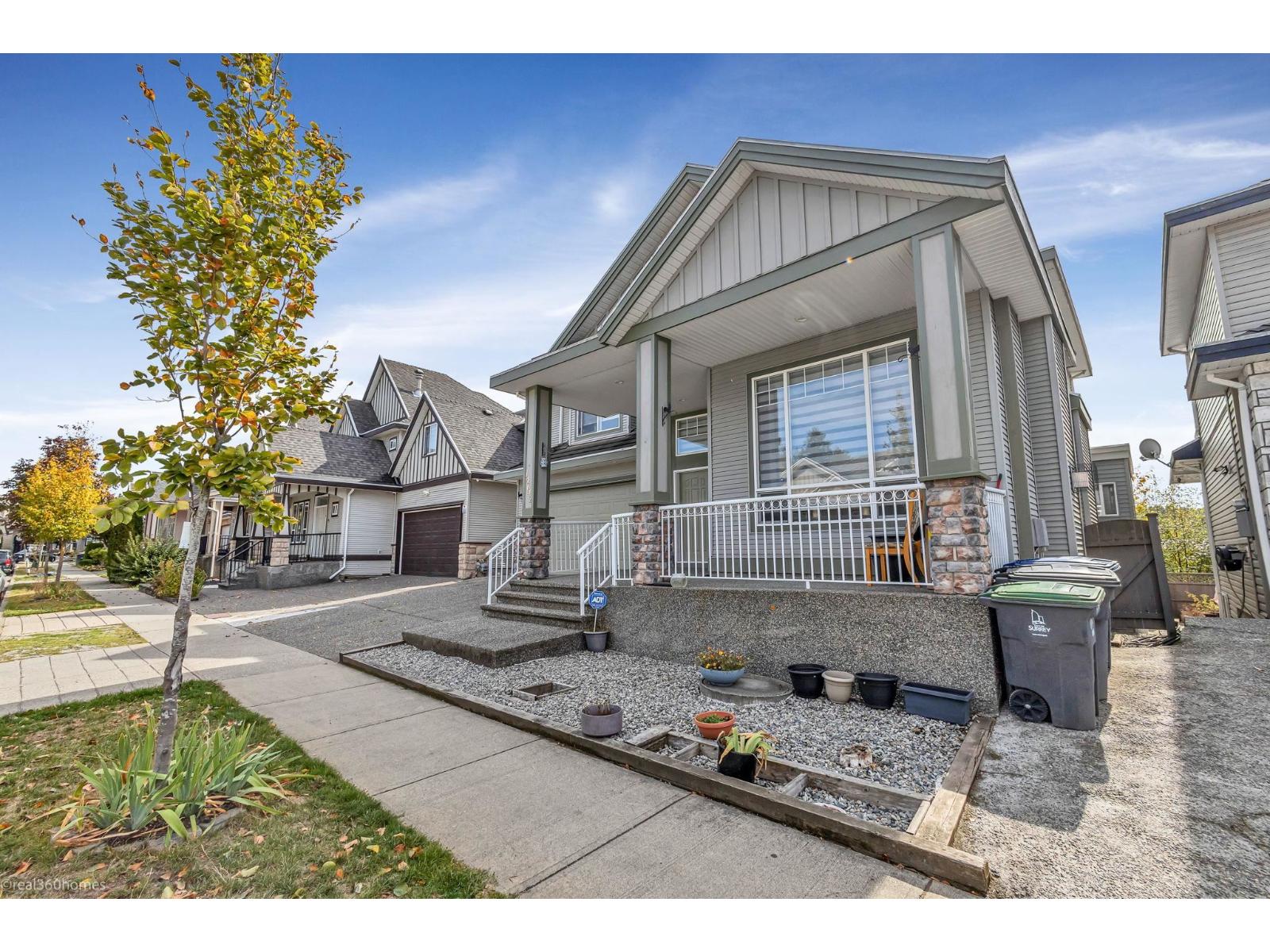 Photo 3 of 14642 67 A Avenue, Surrey BC