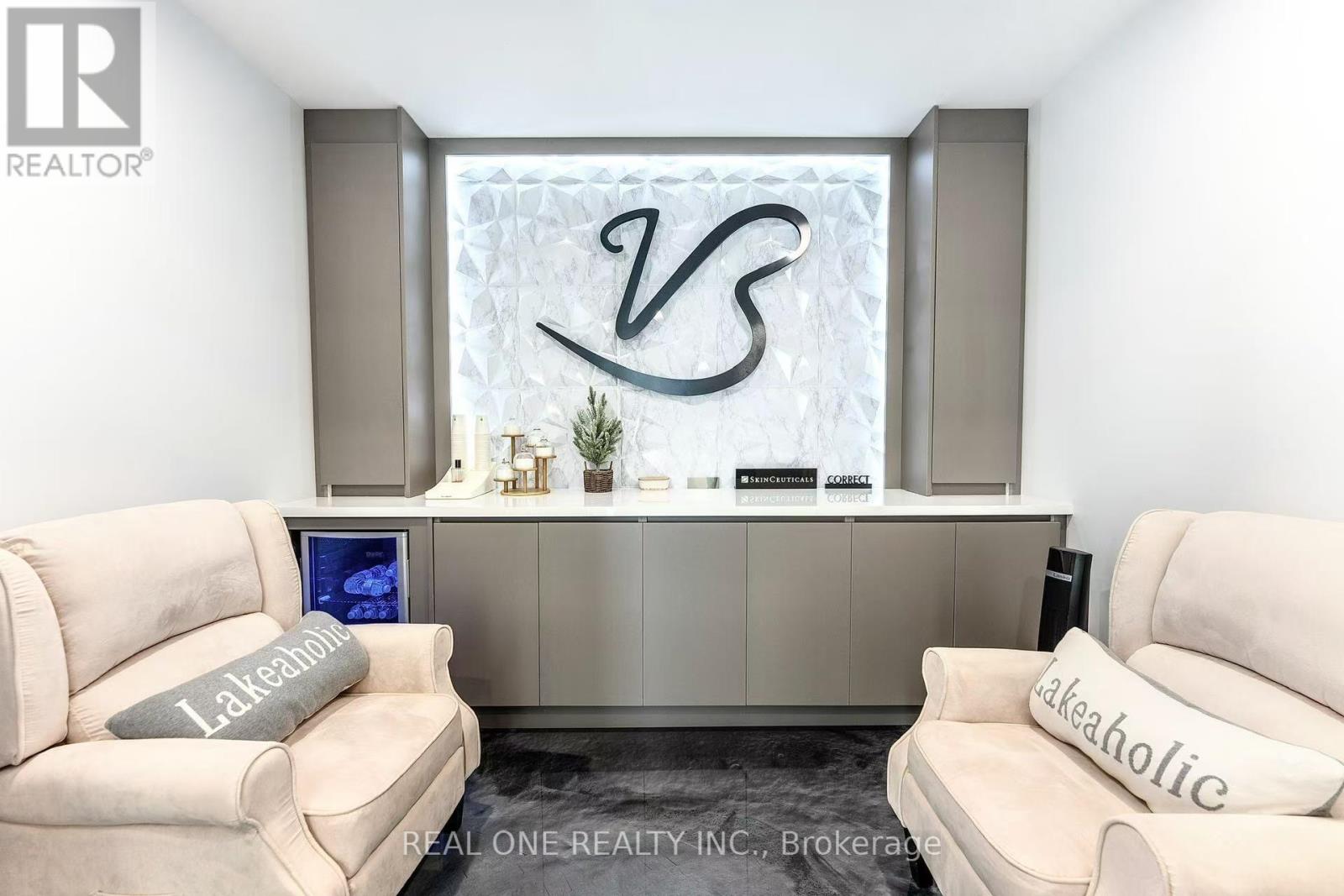 Photo 3 of 6 70 Yorkville Avenue, Toronto ON