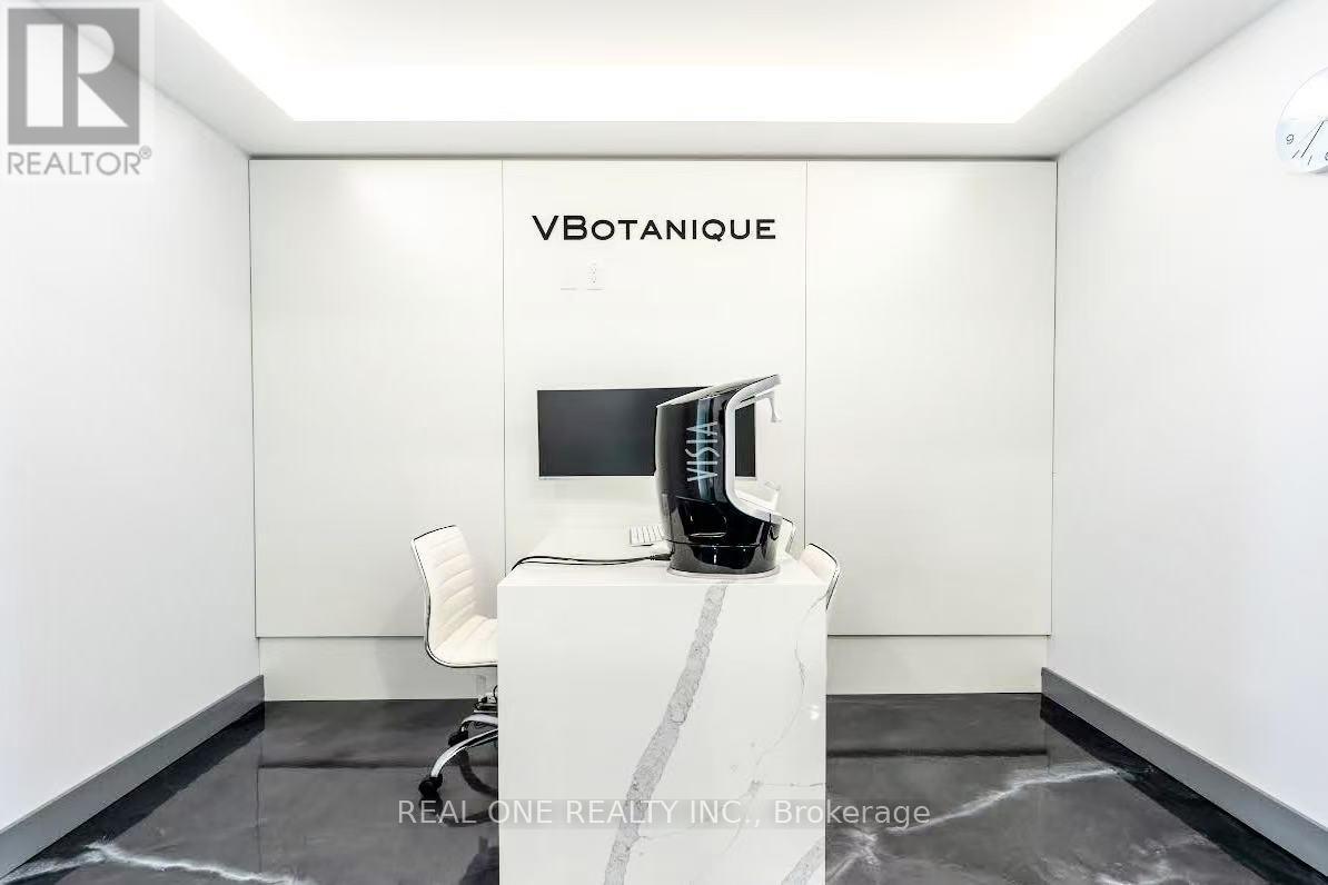 Photo 5 of 6 70 Yorkville Avenue, Toronto ON