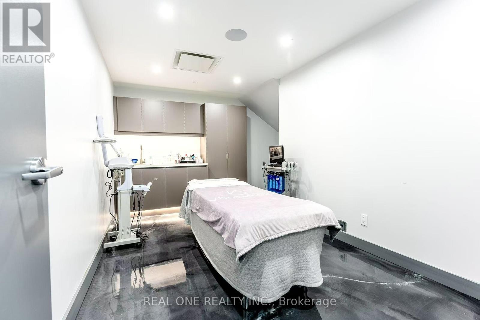 Photo 7 of 6 70 Yorkville Avenue, Toronto ON