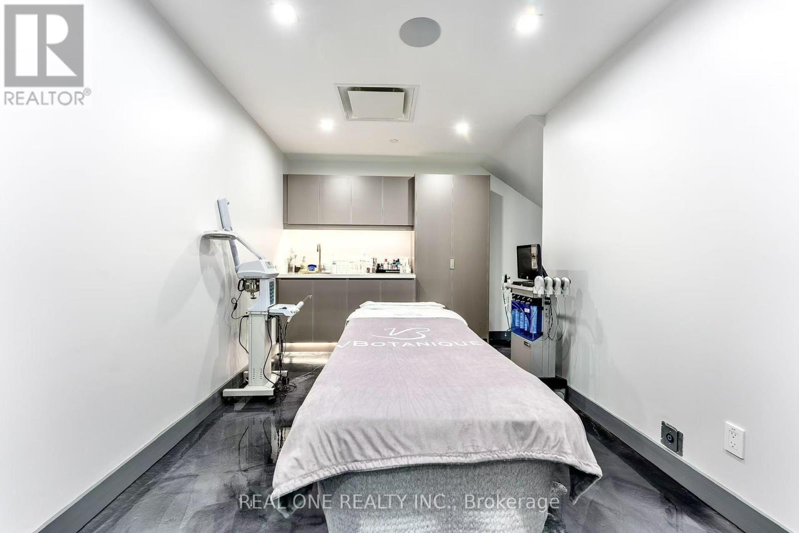 Photo 8 of 6 70 Yorkville Avenue, Toronto ON