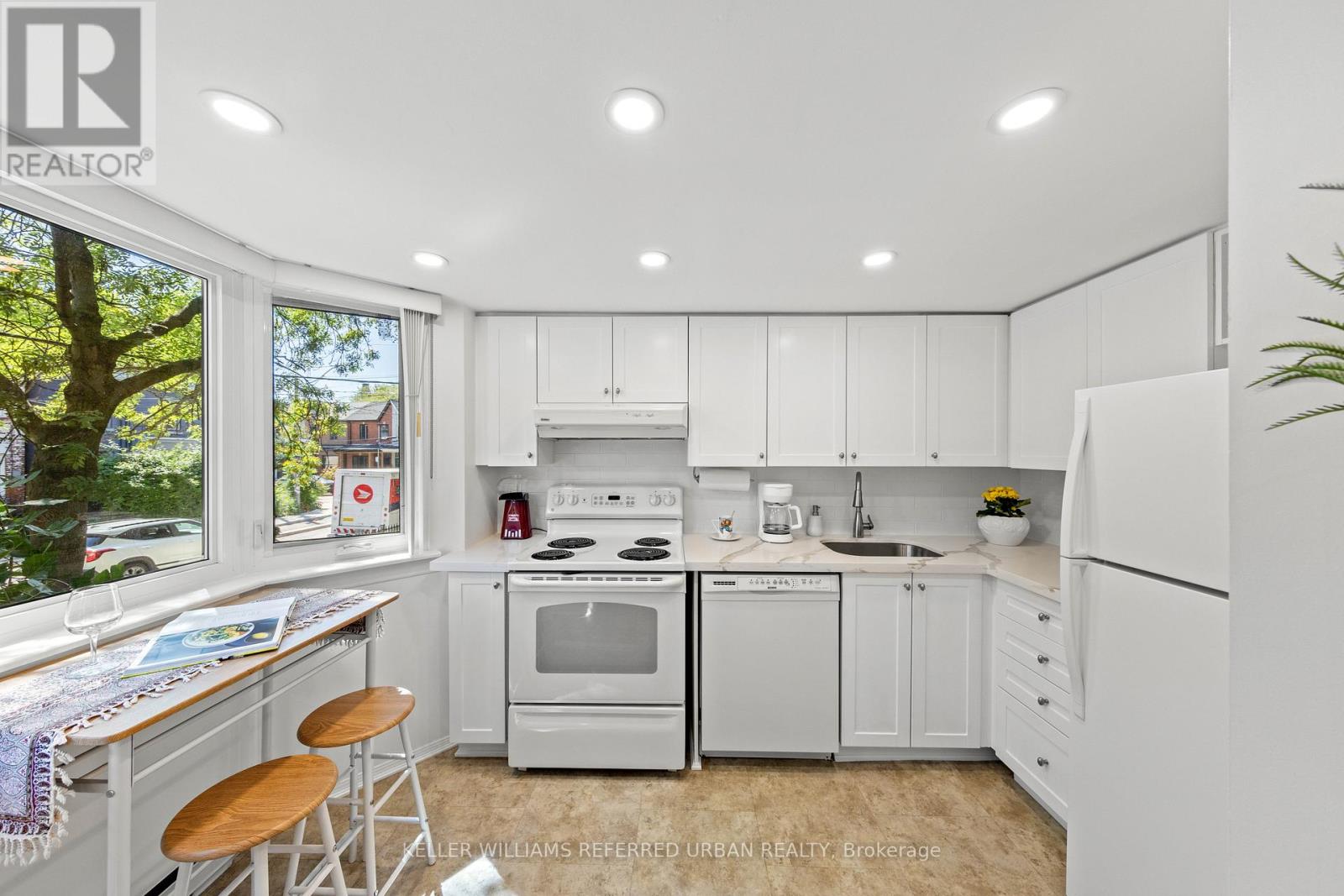 Photo 2 of 618 574 Wellington Street W, Toronto ON