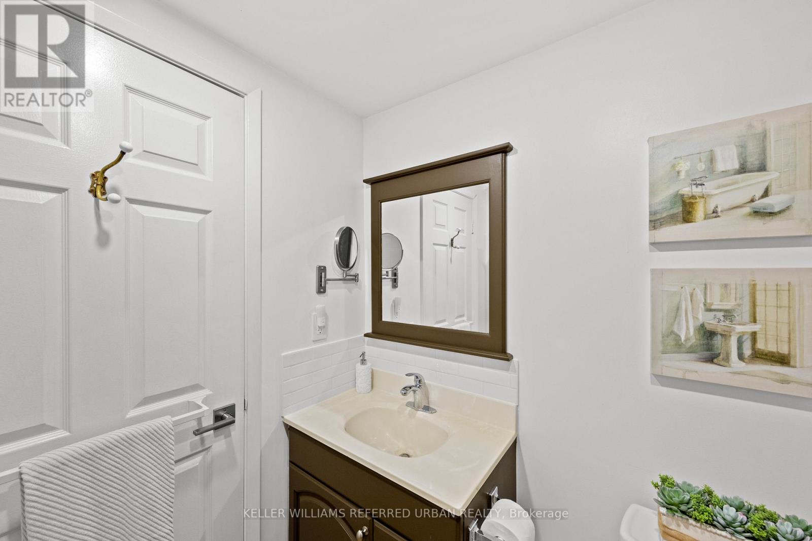 Photo 32 of 618 574 Wellington Street W, Toronto ON
