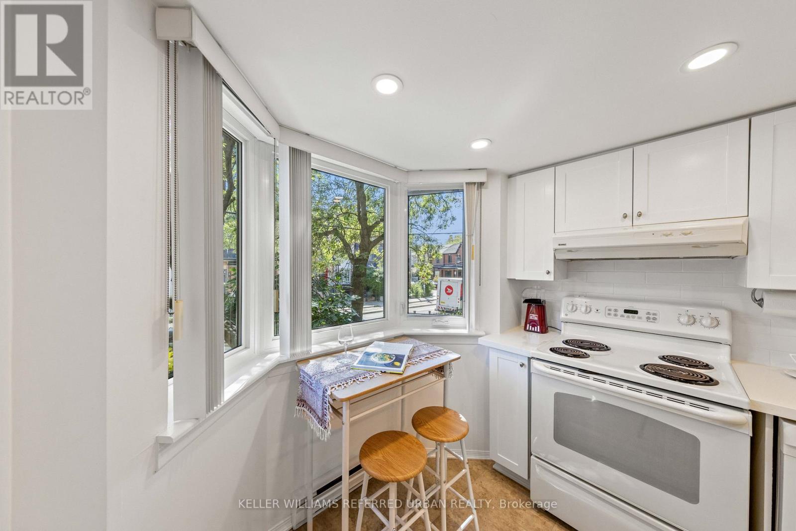 Photo 4 of 618 574 Wellington Street W, Toronto ON