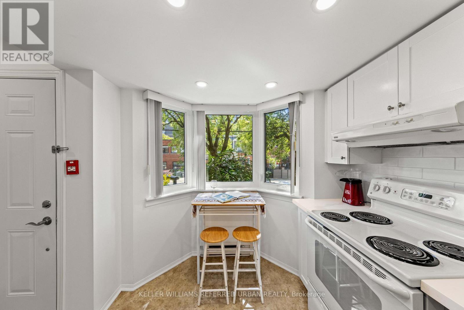 Photo 5 of 618 574 Wellington Street W, Toronto ON