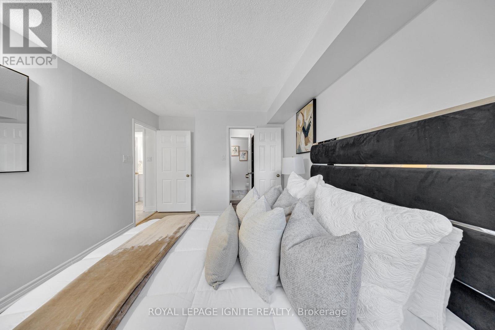 Photo 20 of 215 88 Alton Towers Circle, Toronto ON