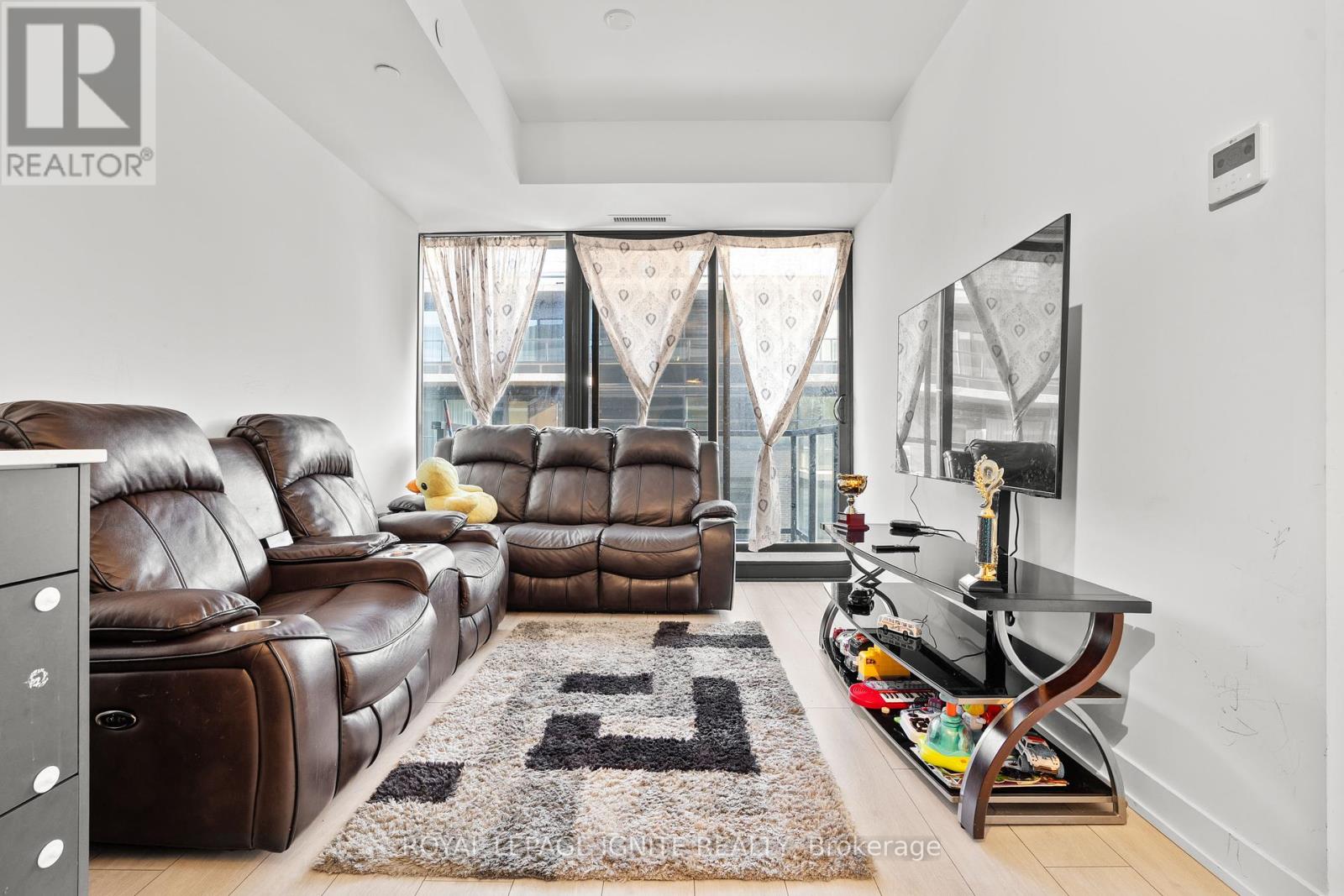 Photo 10 of 414 1604 B Charles Street, Whitby ON