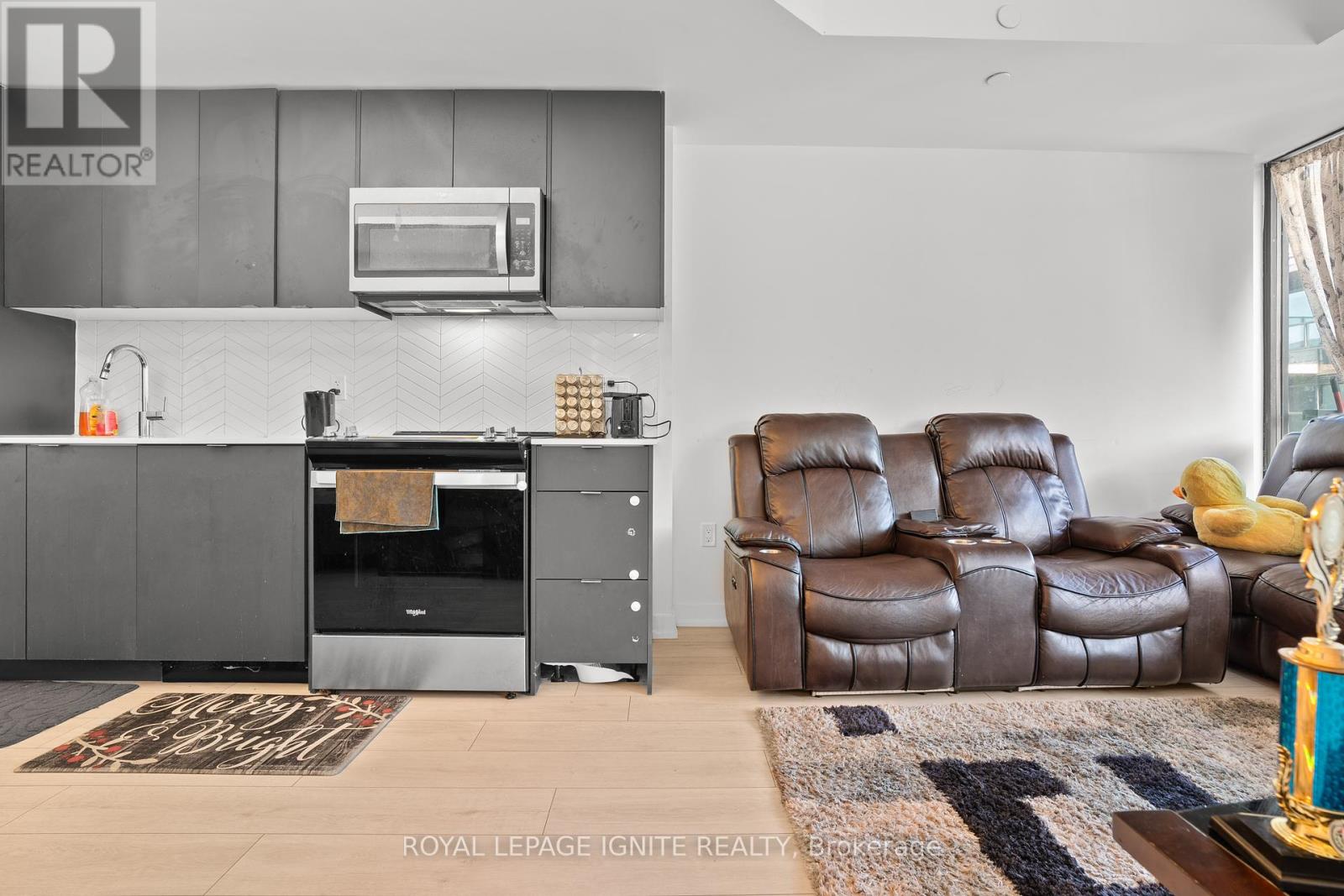 Photo 11 of 414 1604 B Charles Street, Whitby ON