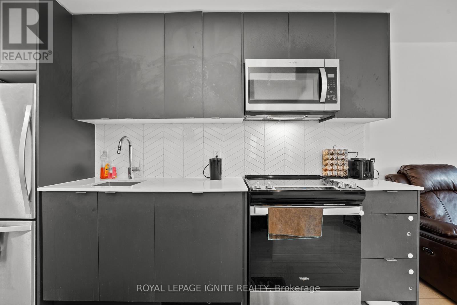 Photo 8 of 414 1604 B Charles Street, Whitby ON