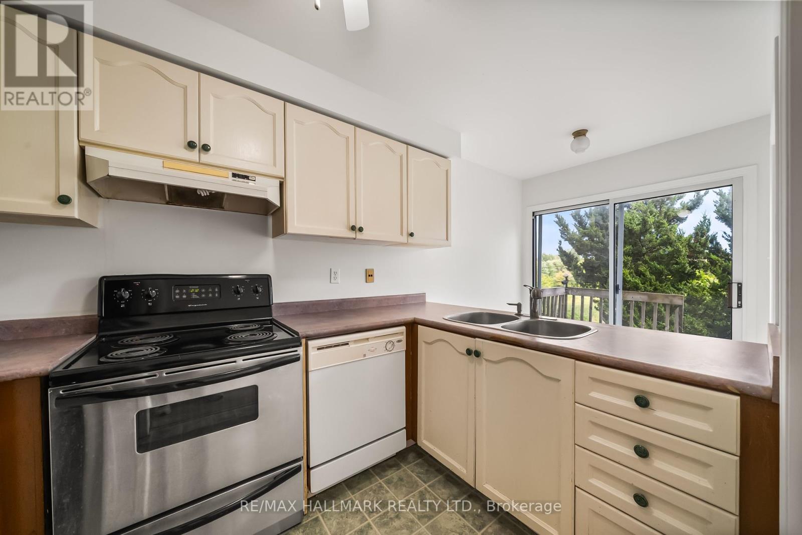 Photo 10 of 302 Pinnacle Trail, Aurora ON