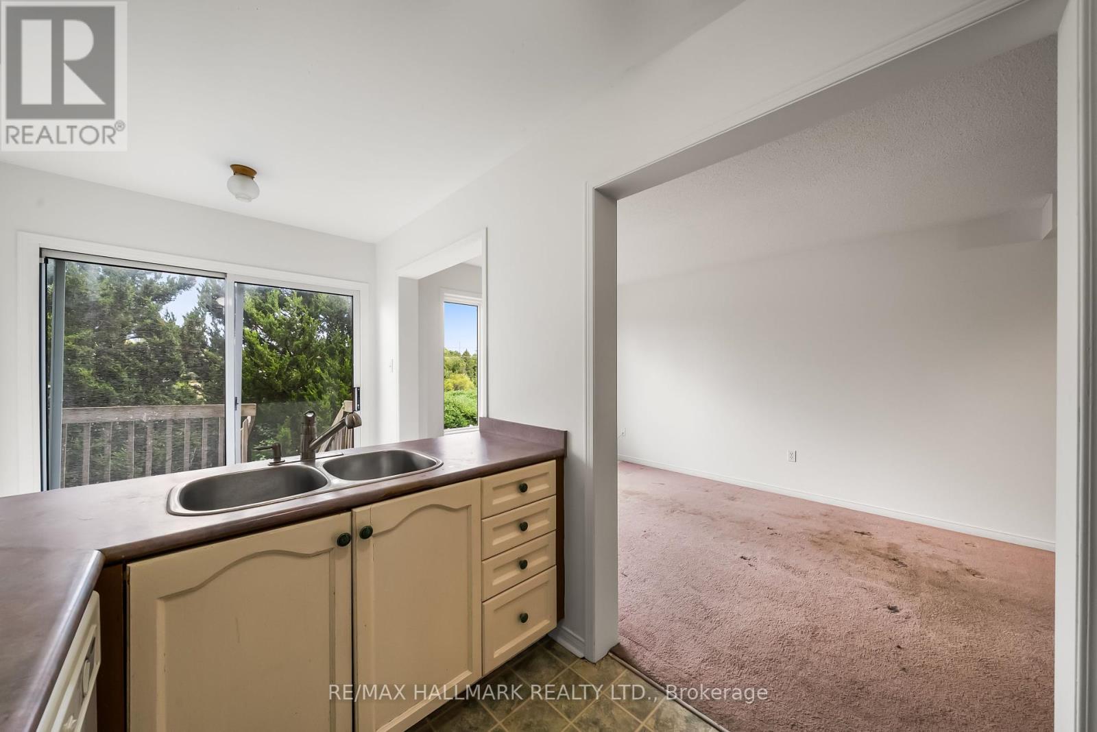 Photo 11 of 302 Pinnacle Trail, Aurora ON