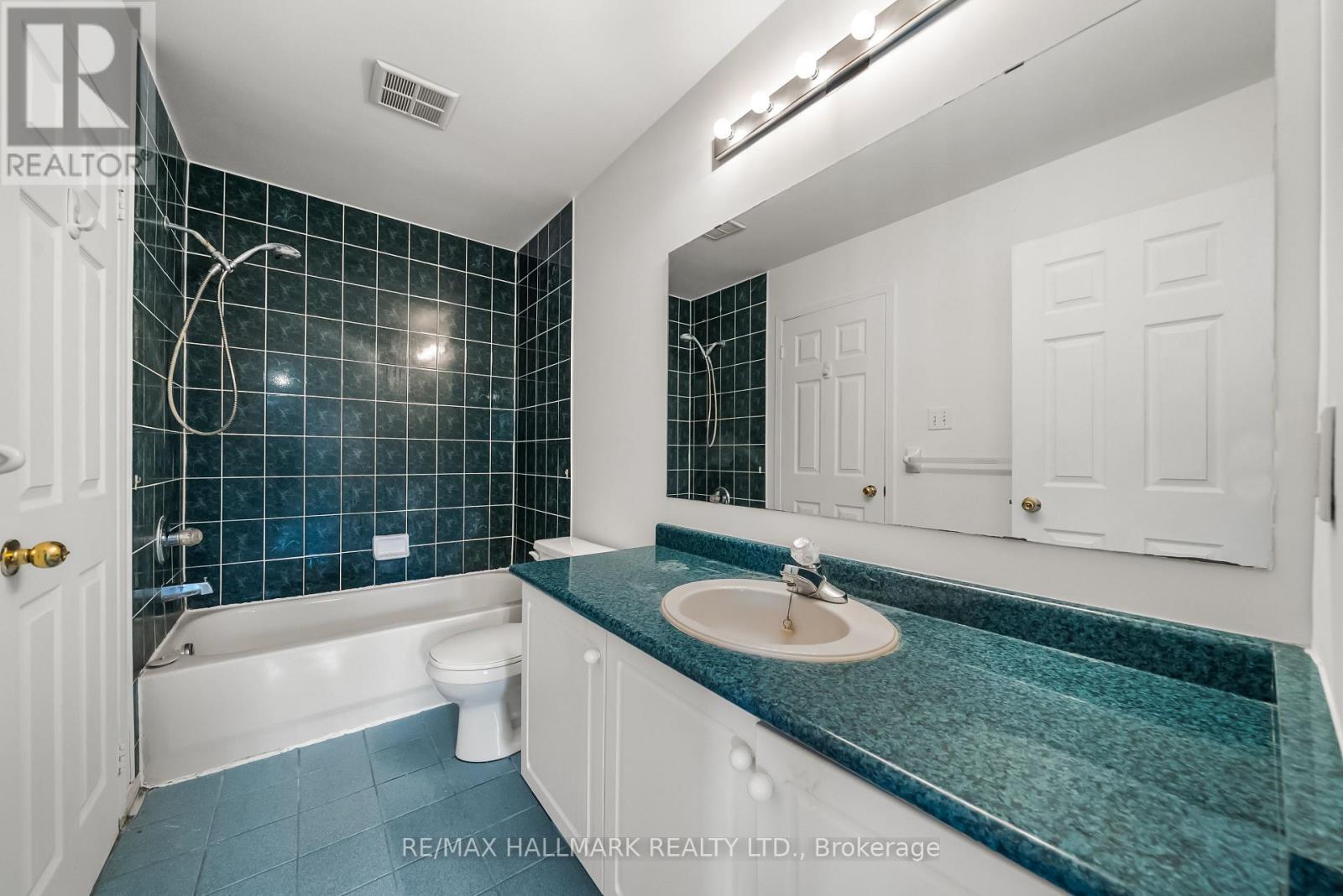 Photo 19 of 302 Pinnacle Trail, Aurora ON