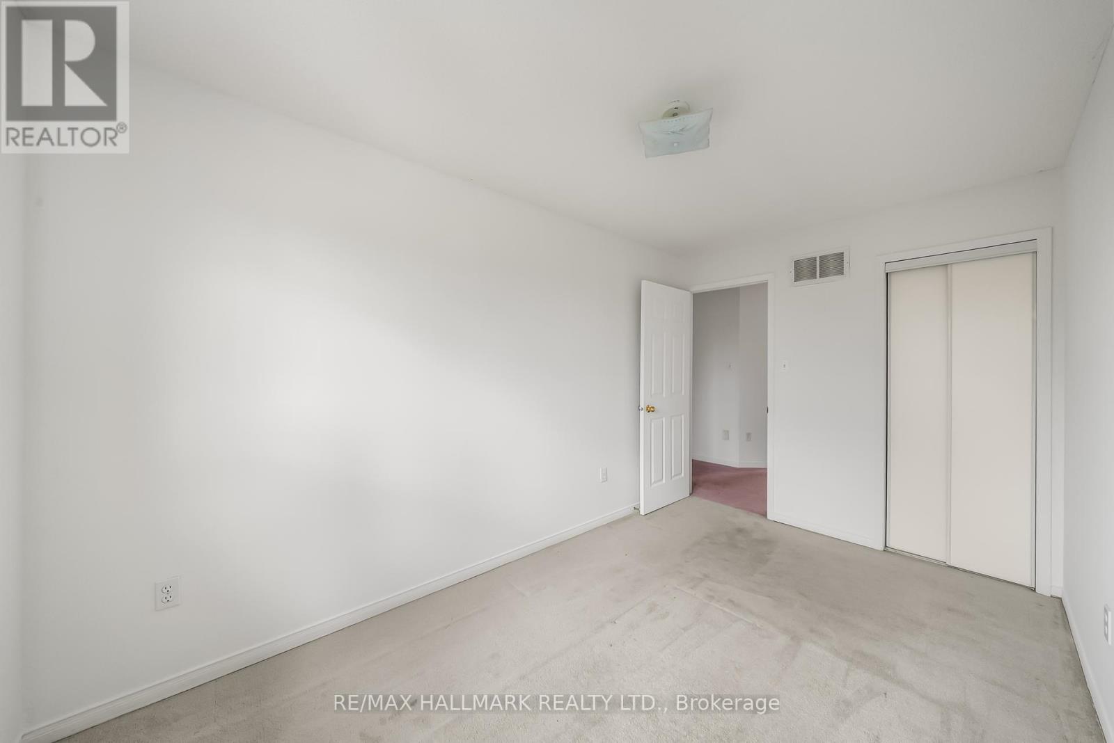 Photo 21 of 302 Pinnacle Trail, Aurora ON