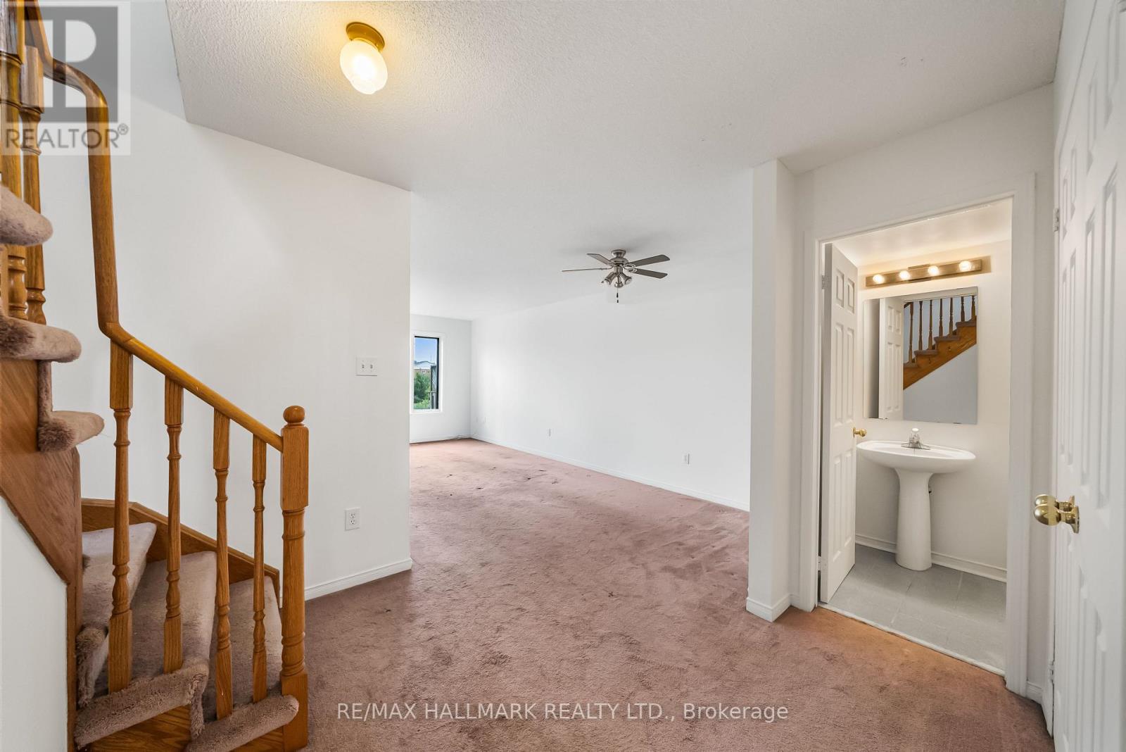 Photo 3 of 302 Pinnacle Trail, Aurora ON
