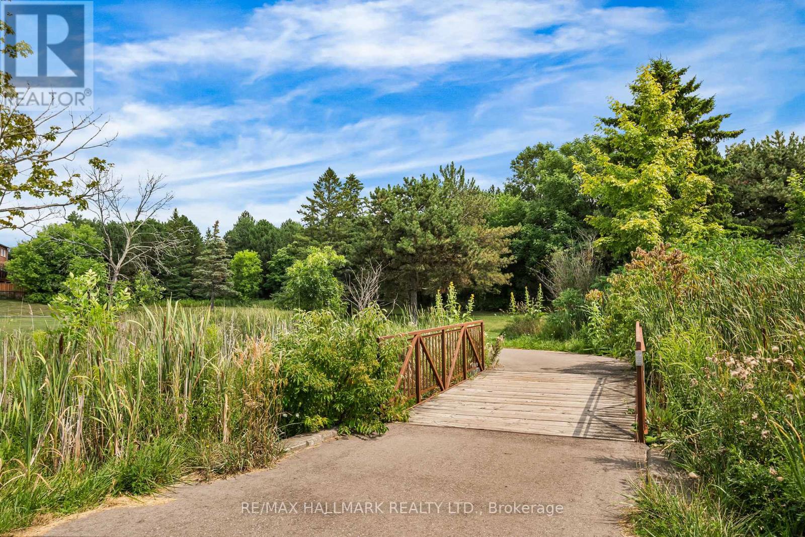 Photo 32 of 302 Pinnacle Trail, Aurora ON