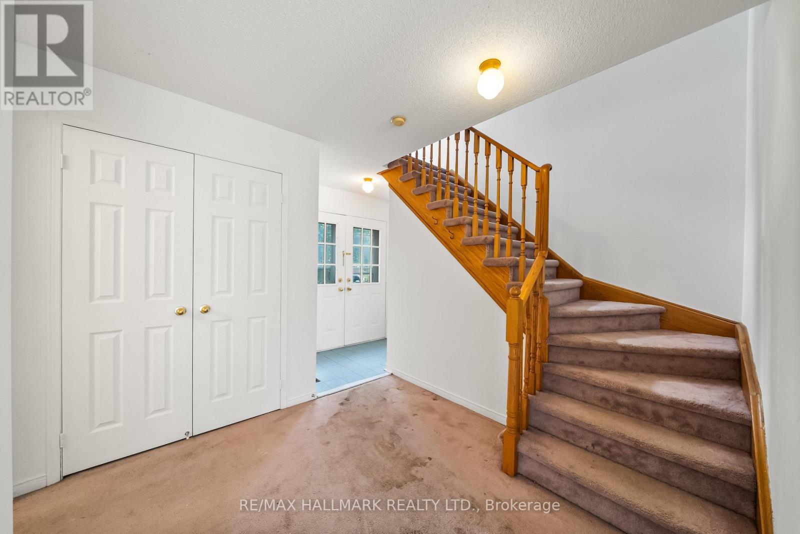 Photo 4 of 302 Pinnacle Trail, Aurora ON