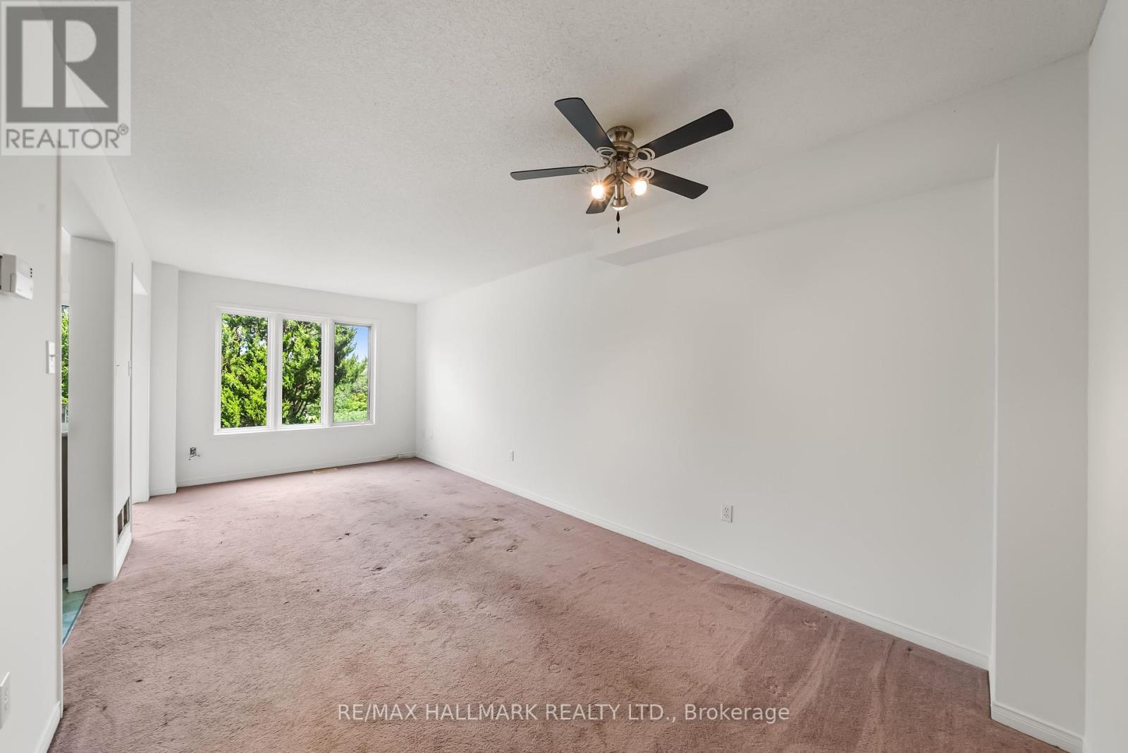 Photo 6 of 302 Pinnacle Trail, Aurora ON