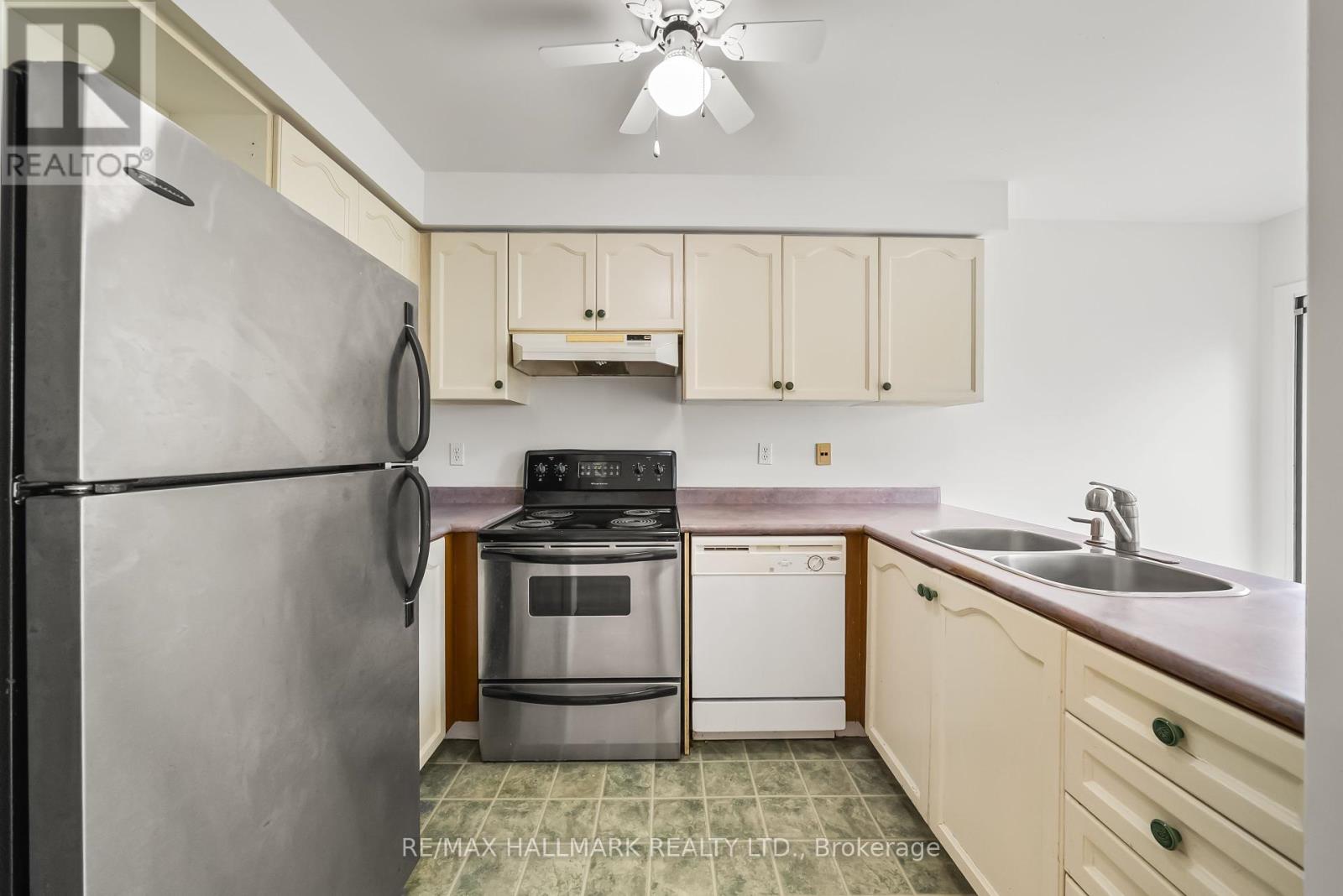 Photo 9 of 302 Pinnacle Trail, Aurora ON