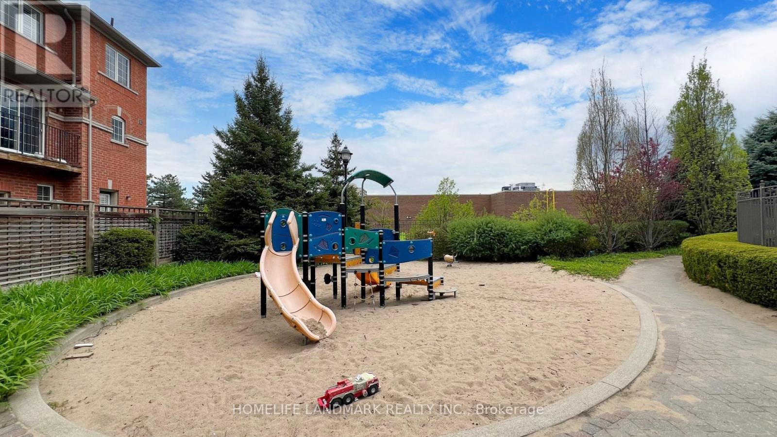 Photo 38 of 912 18 Harding Boulevard E, Richmond Hill ON