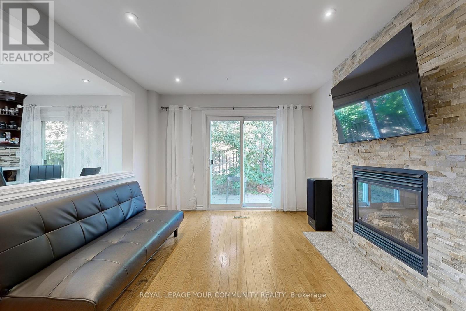 Photo 11 of 287 Manchester Drive, Newmarket ON