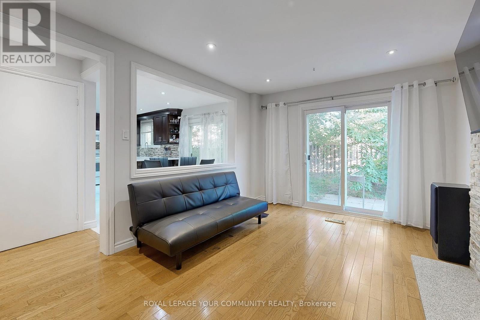 Photo 12 of 287 Manchester Drive, Newmarket ON