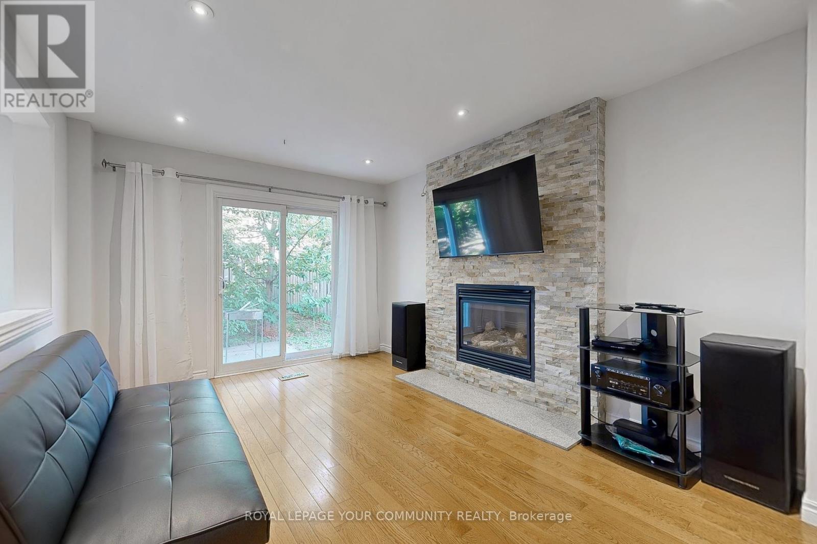 Photo 13 of 287 Manchester Drive, Newmarket ON