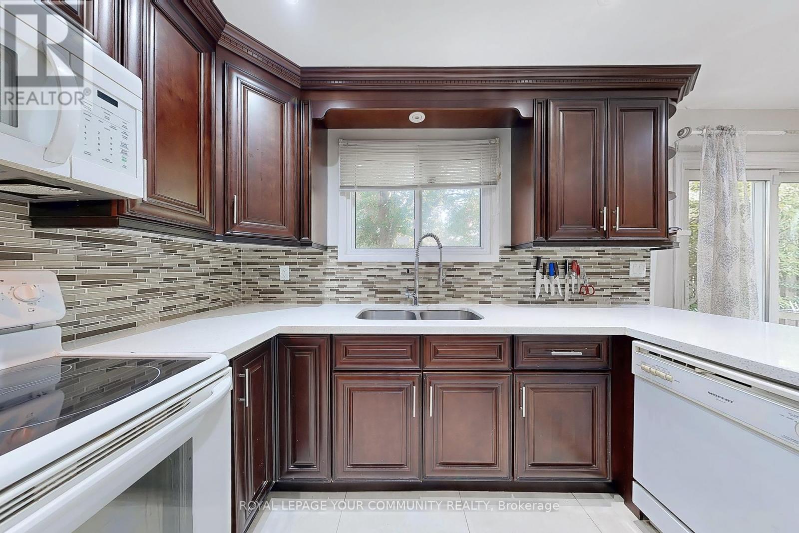 Photo 15 of 287 Manchester Drive, Newmarket ON