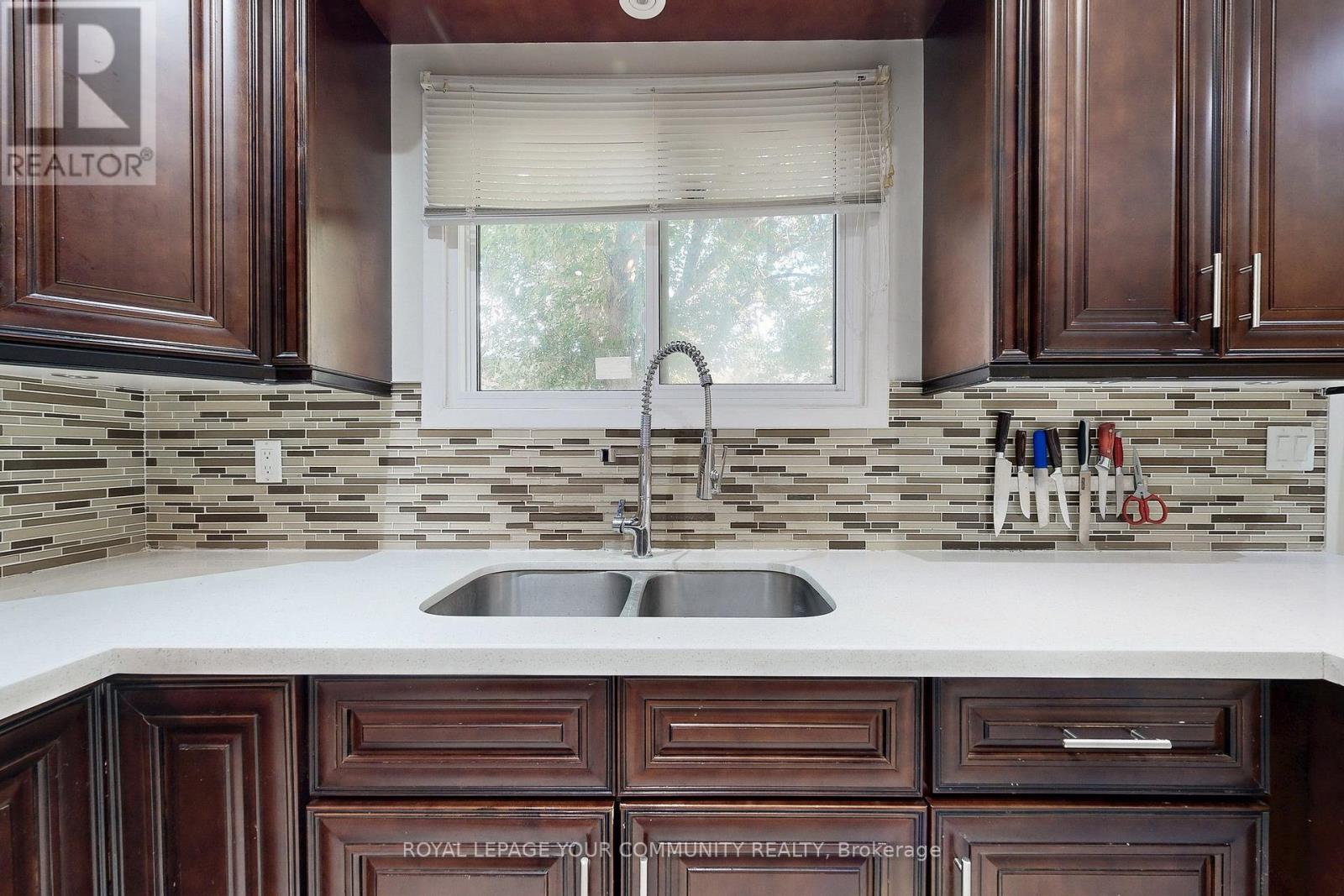 Photo 16 of 287 Manchester Drive, Newmarket ON