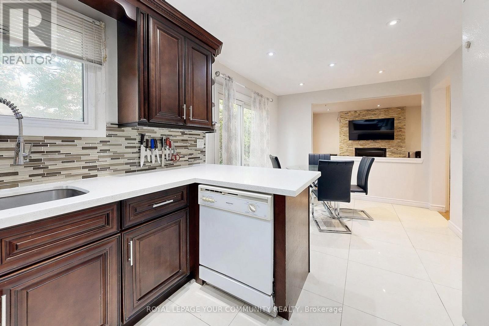 Photo 17 of 287 Manchester Drive, Newmarket ON