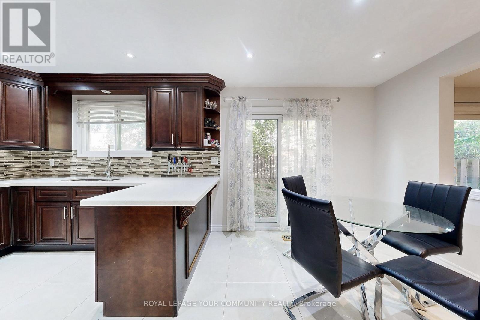 Photo 18 of 287 Manchester Drive, Newmarket ON