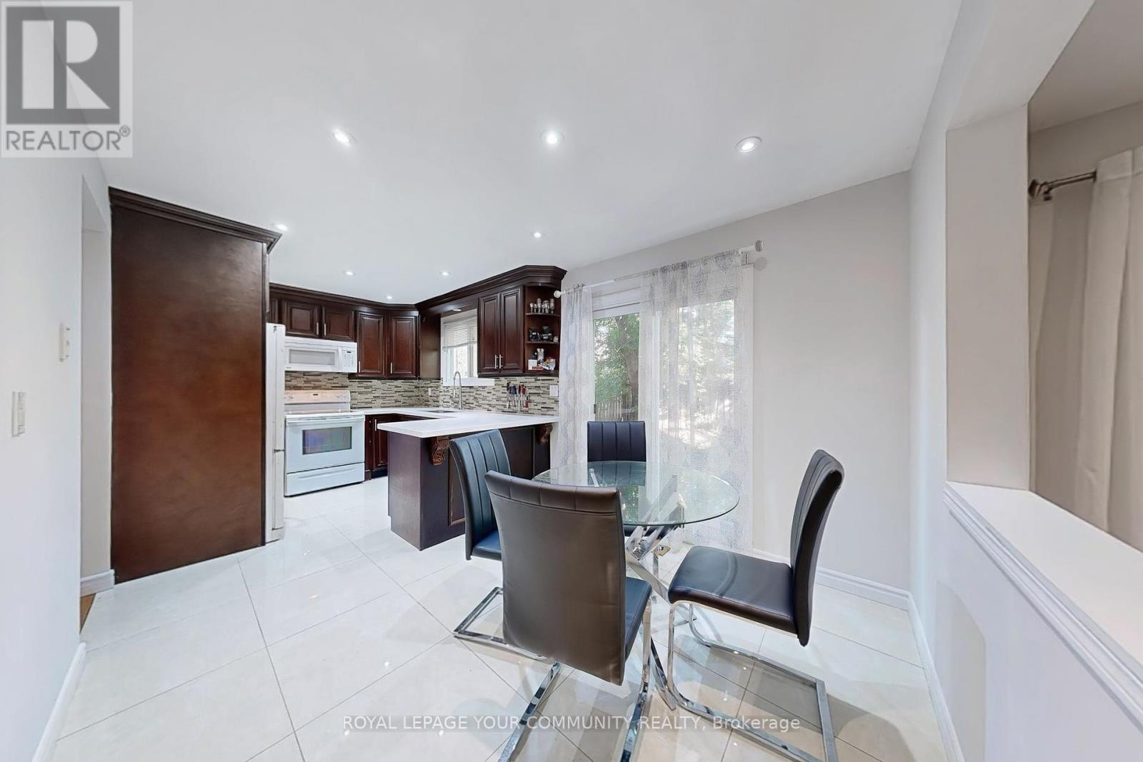 Photo 19 of 287 Manchester Drive, Newmarket ON