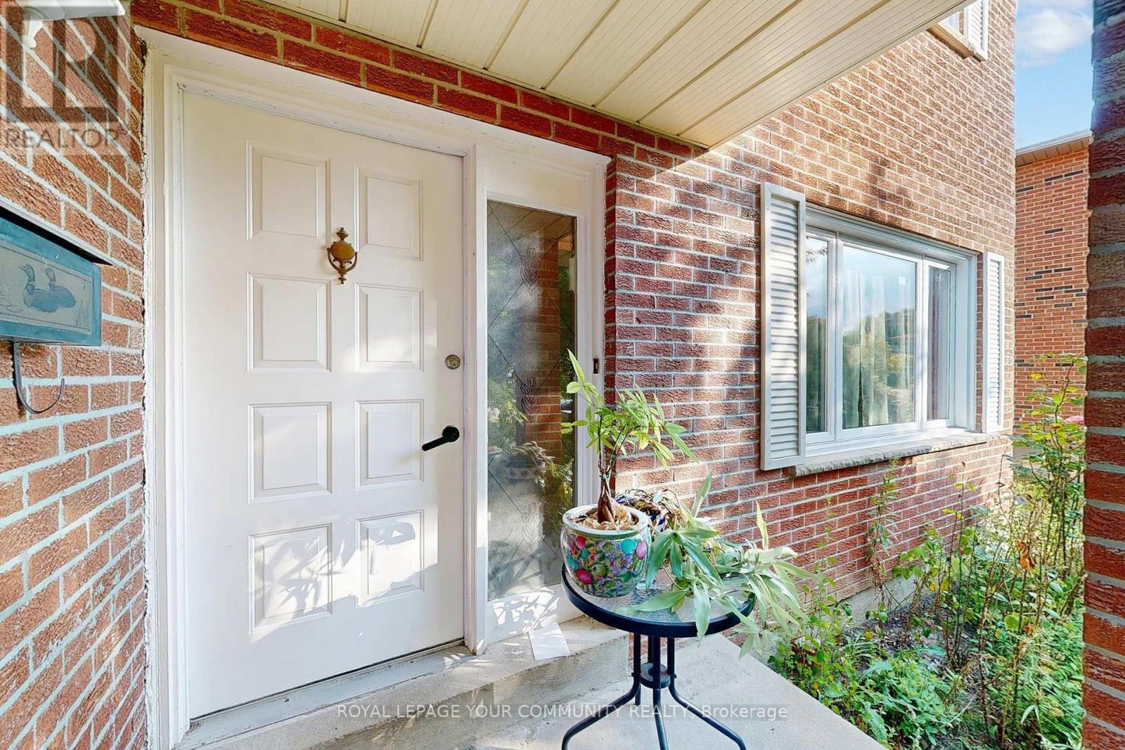 Photo 2 of 287 Manchester Drive, Newmarket ON