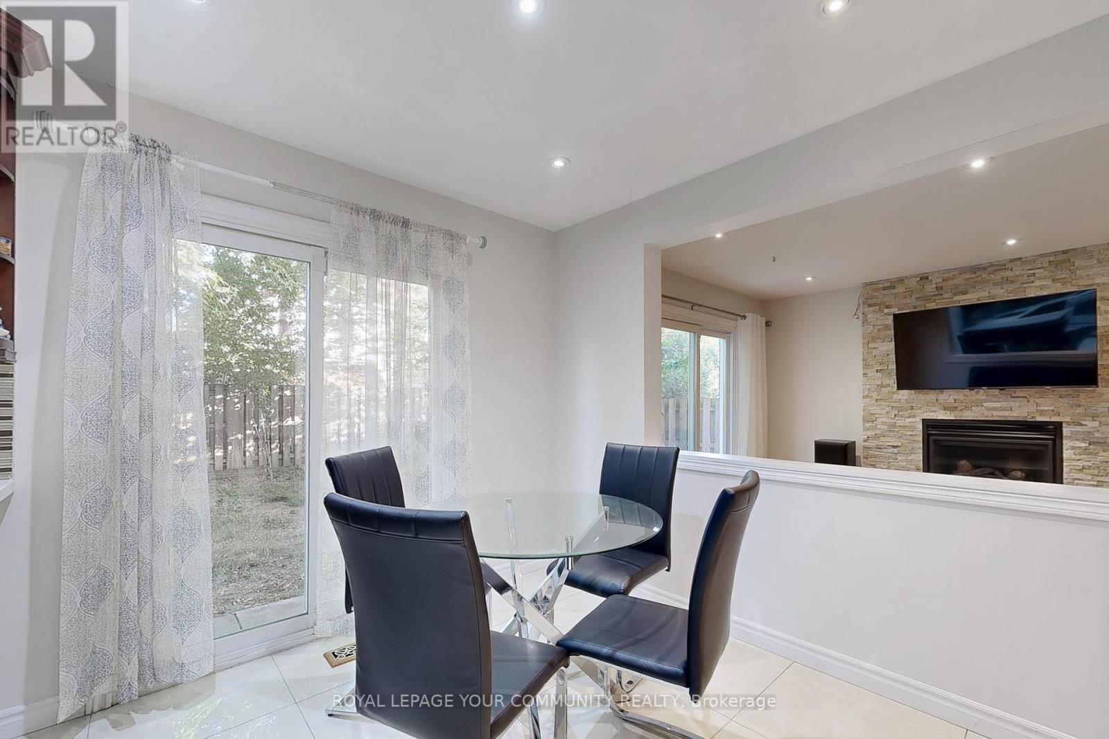 Photo 20 of 287 Manchester Drive, Newmarket ON