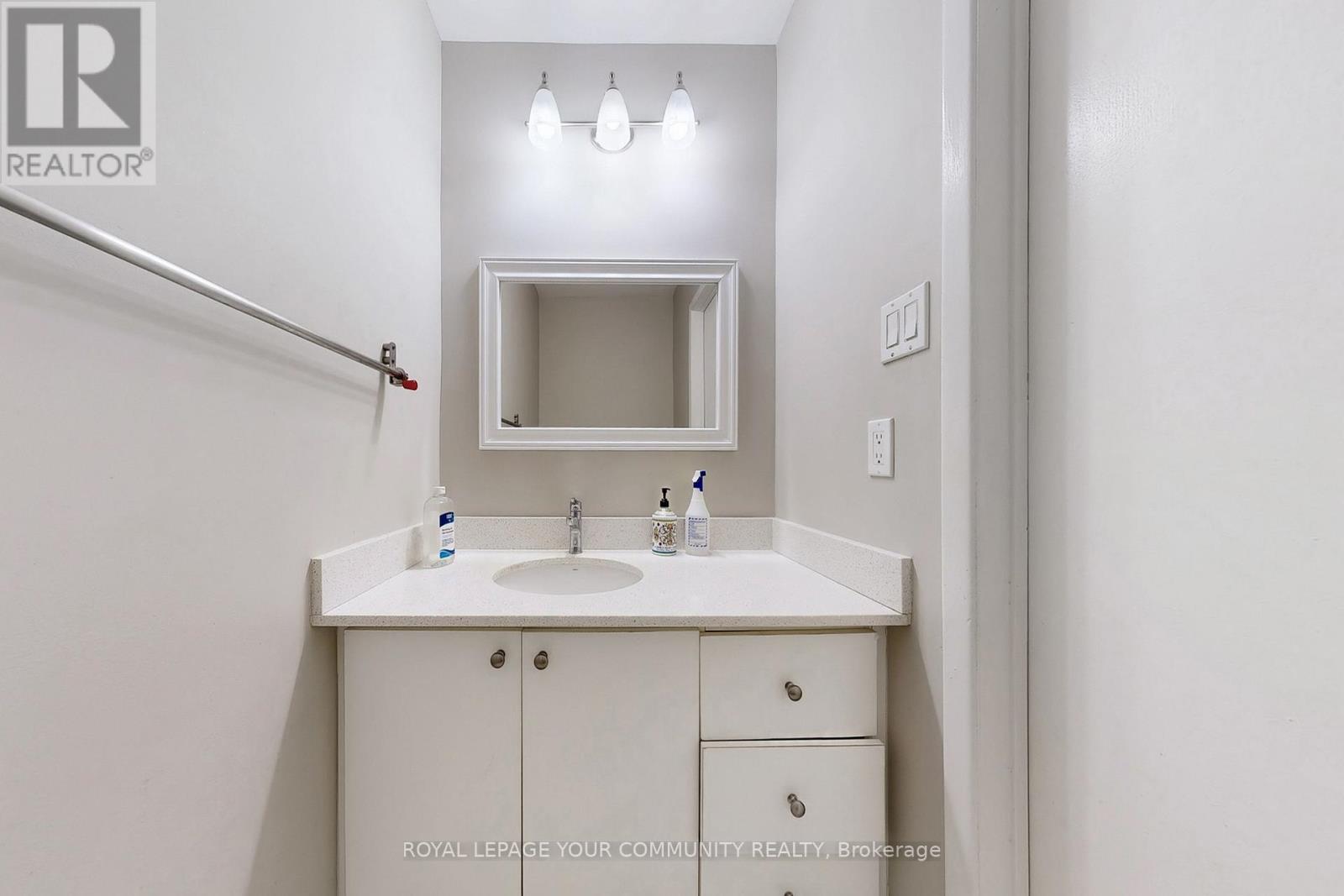 Photo 21 of 287 Manchester Drive, Newmarket ON