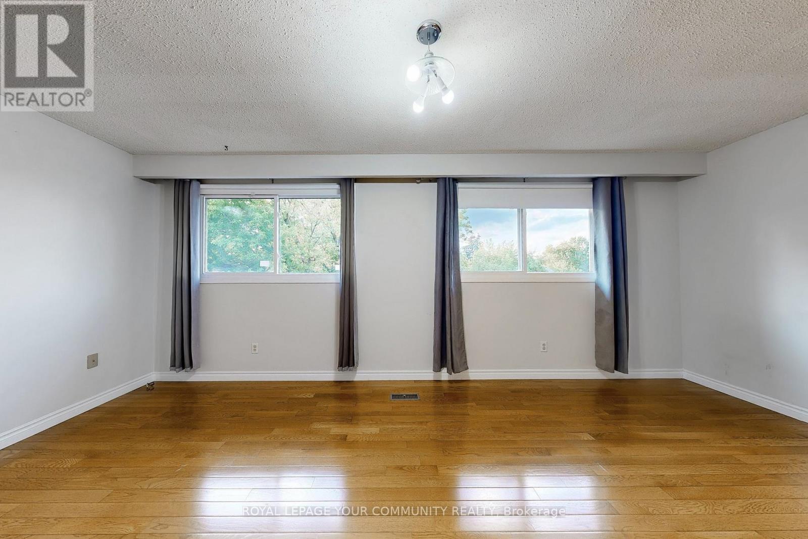 Photo 23 of 287 Manchester Drive, Newmarket ON