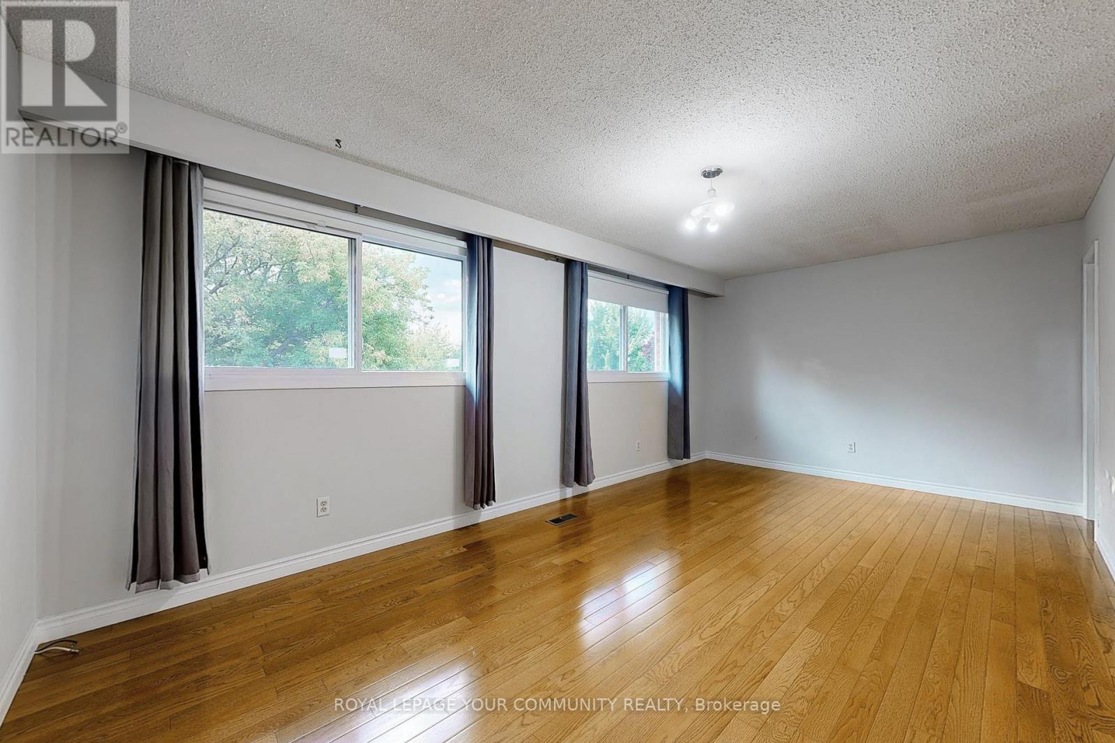 Photo 24 of 287 Manchester Drive, Newmarket ON