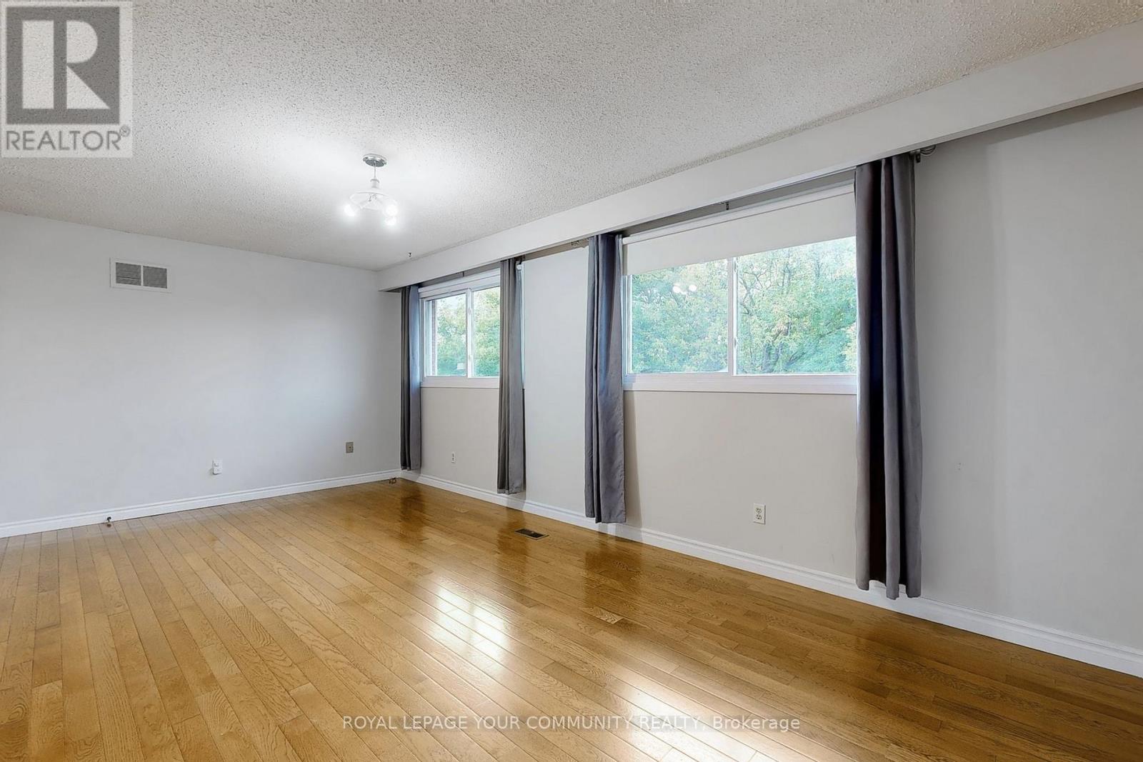 Photo 25 of 287 Manchester Drive, Newmarket ON