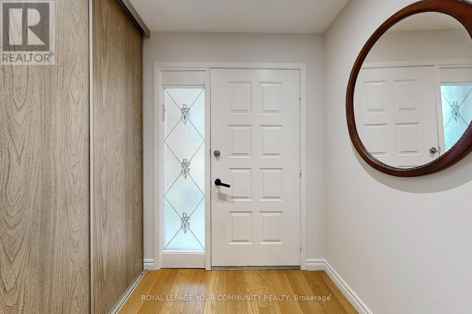 Photo 3 of 287 Manchester Drive, Newmarket ON