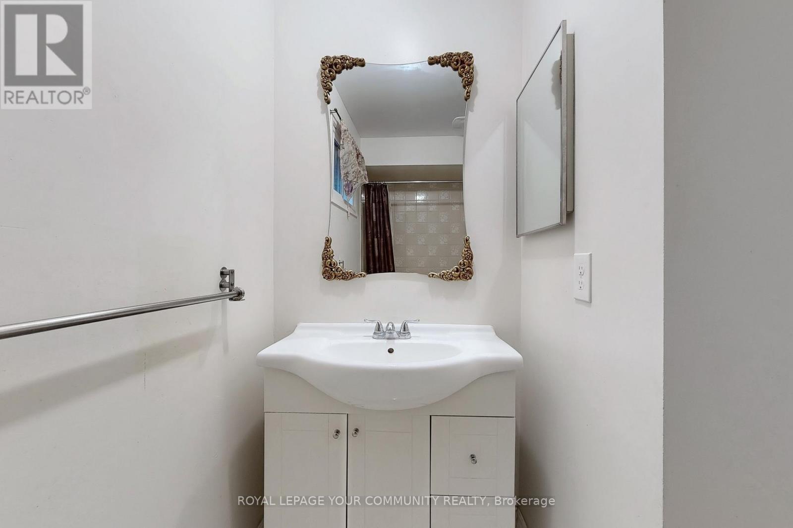 Photo 35 of 287 Manchester Drive, Newmarket ON