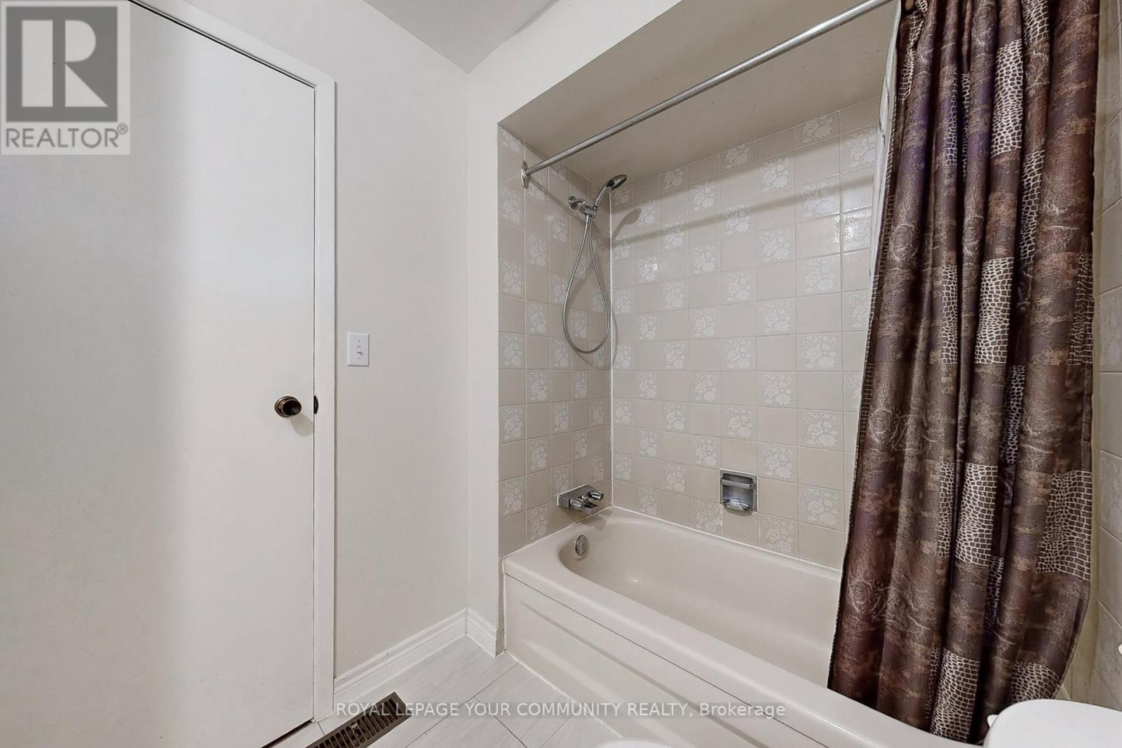 Photo 36 of 287 Manchester Drive, Newmarket ON