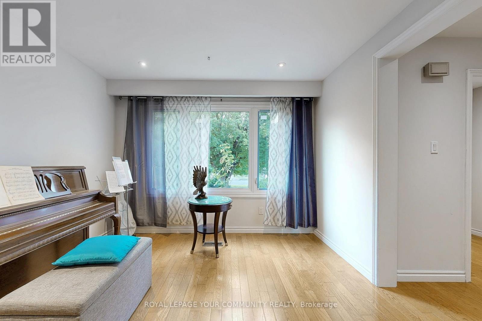 Photo 4 of 287 Manchester Drive, Newmarket ON