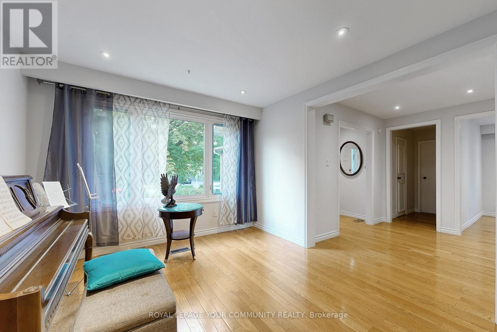 Photo 5 of 287 Manchester Drive, Newmarket ON