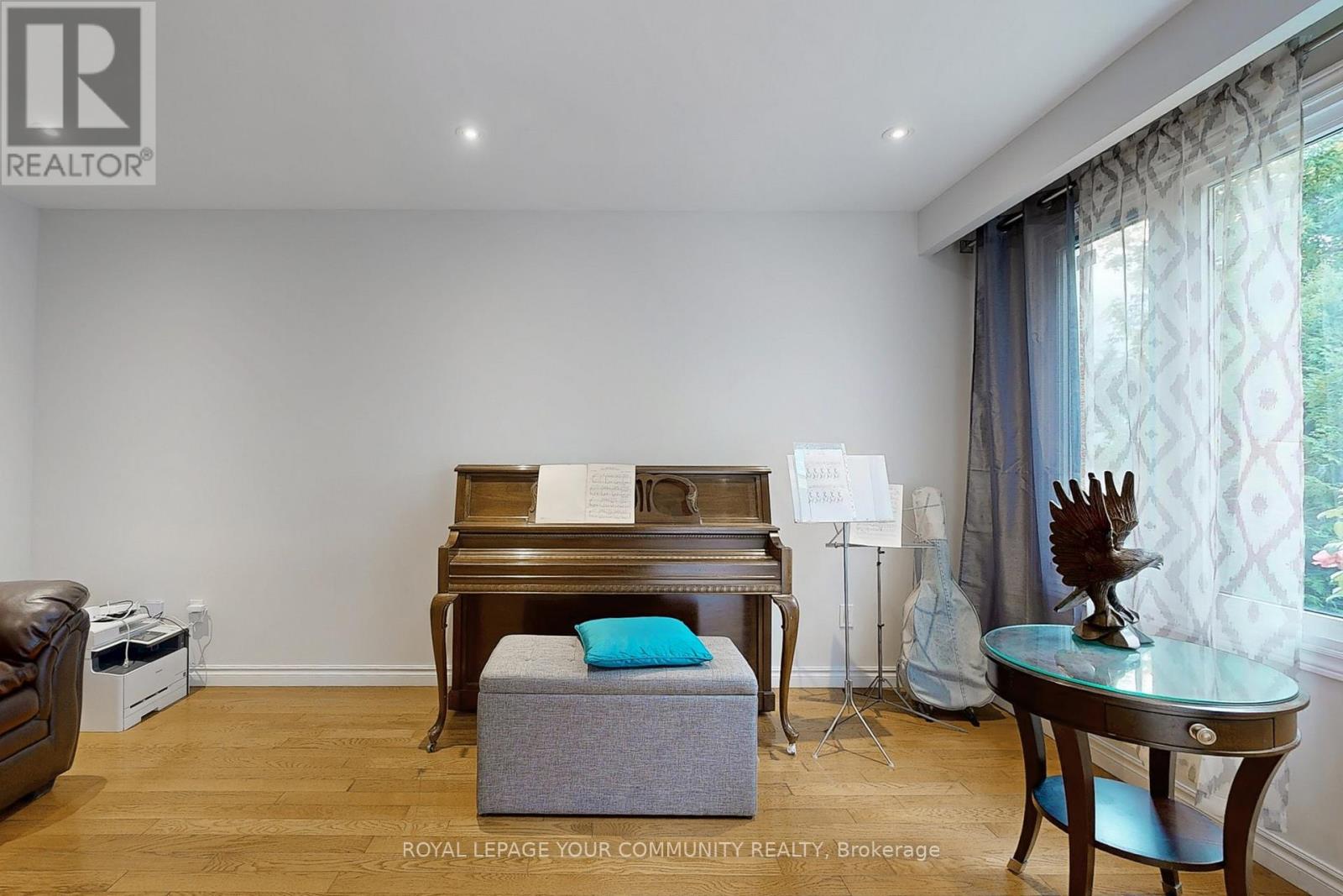 Photo 6 of 287 Manchester Drive, Newmarket ON