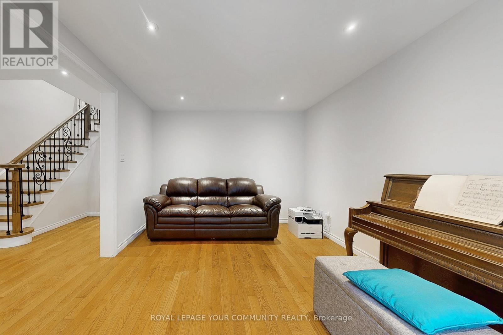 Photo 7 of 287 Manchester Drive, Newmarket ON